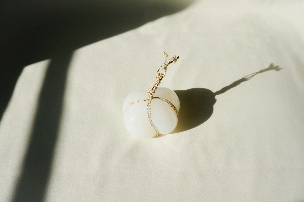 Torimoto Glass Studio – 関守 Sekimori (Gatekeeper) White