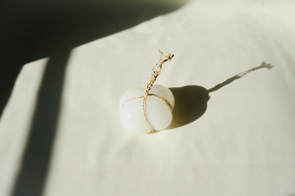 Torimoto Glass Studio – 関守 Sekimori (Gatekeeper) White