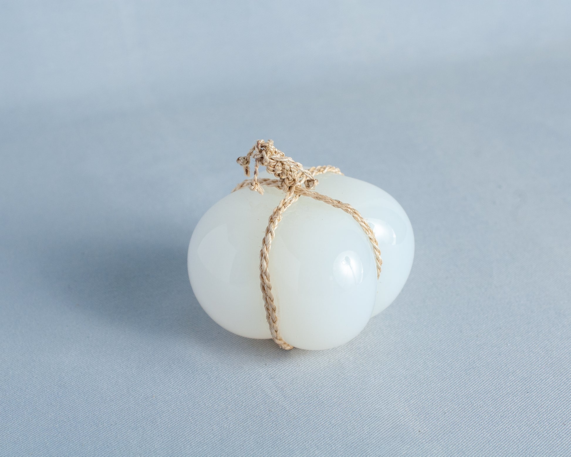 Torimoto Glass Studio – 関守 Sekimori (Gatekeeper) White